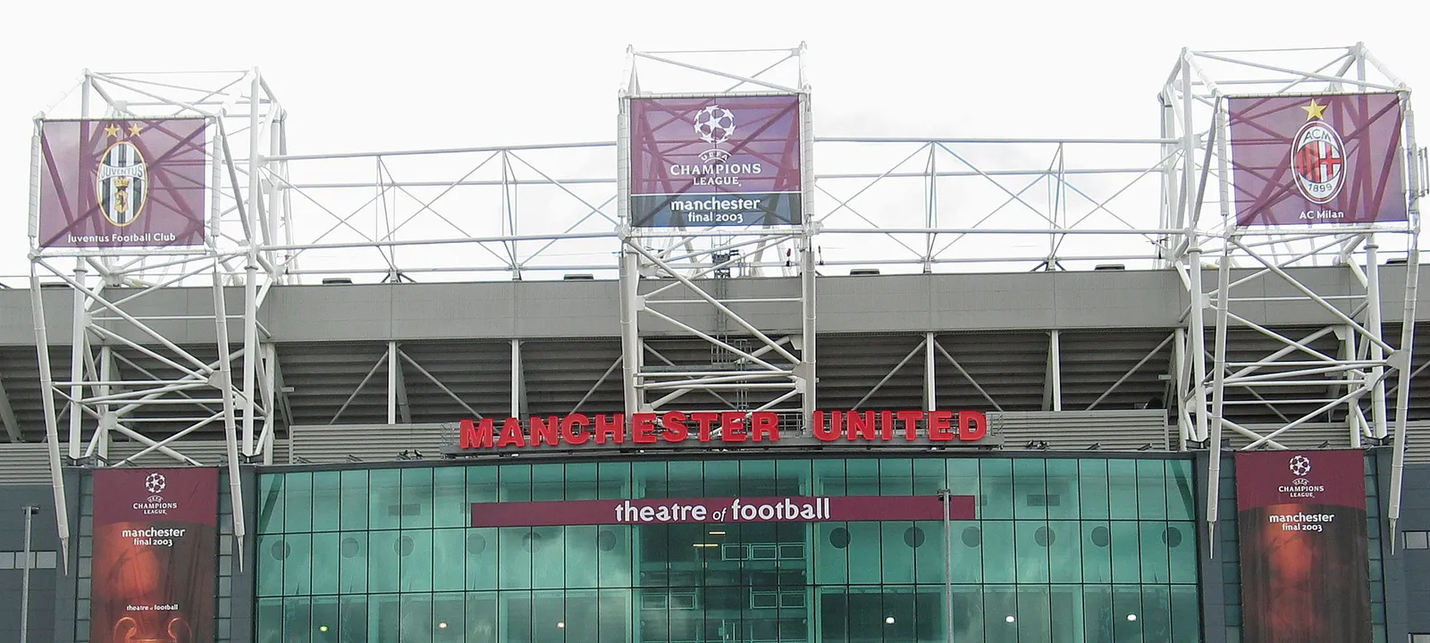 Old Trafford vestito per la finale di Champions League del 2003, con gli stemmi di Juventus e Milan