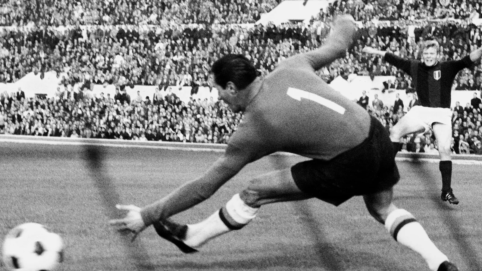 Fabio Cudicini, portiere della Roma, in tuffo contro il Bologna nel campionato 1964/65